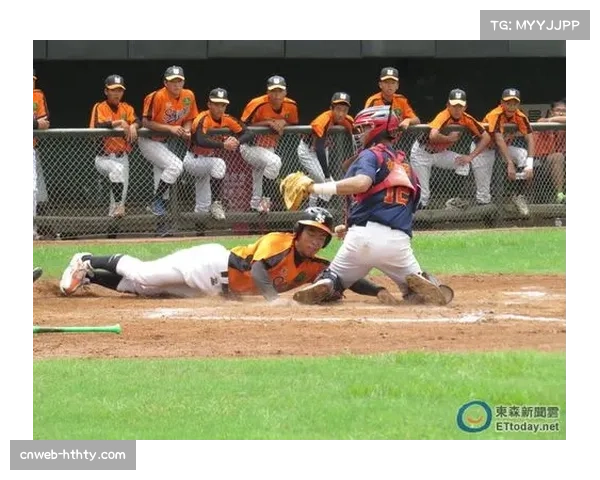年轻捕手面对对手故意冲撞，牢牢护住球完成触杀，赛后眼眶泛红